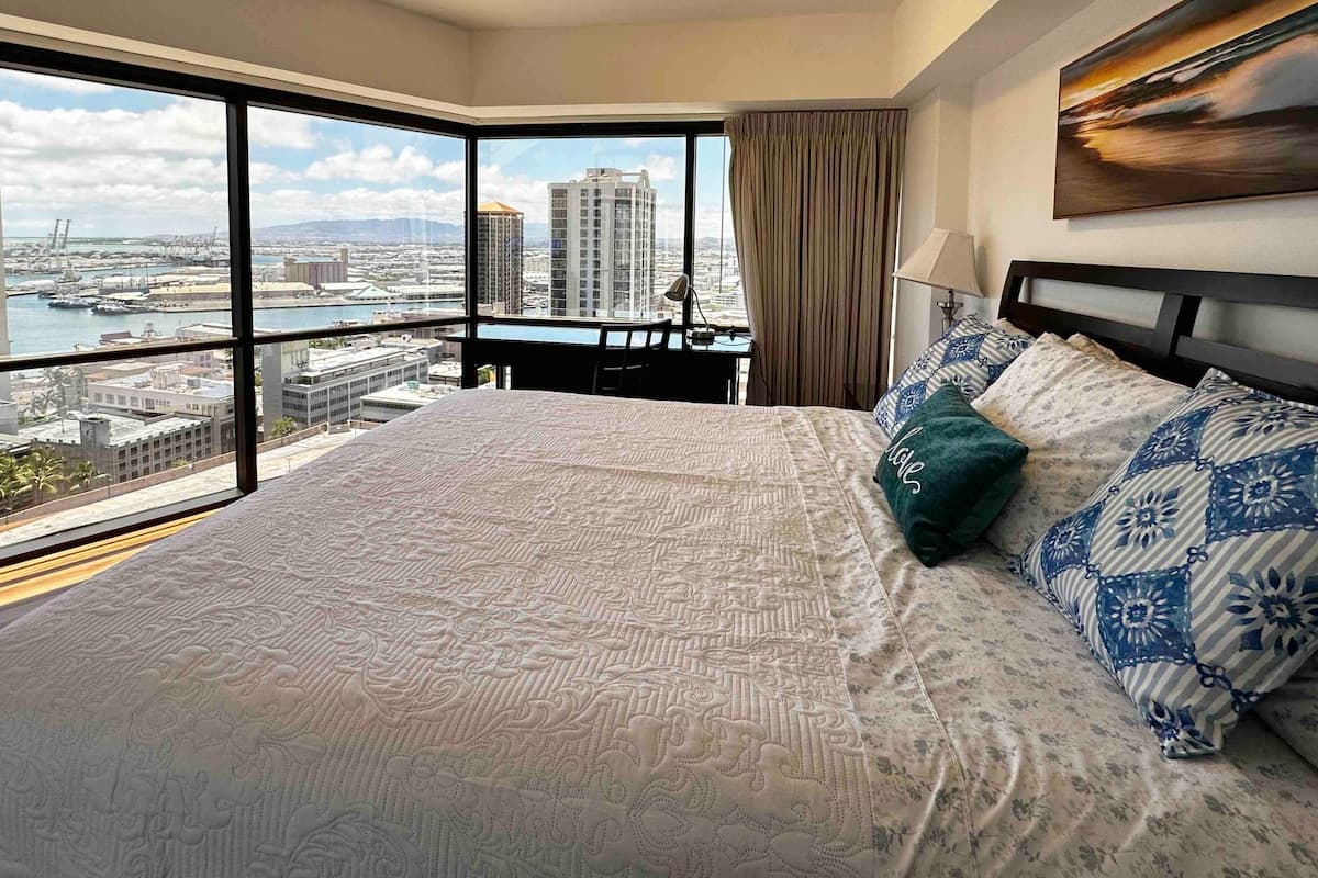Condo in Honolulu · ★4.82 · 1 bedroom · 4 beds · 1 private bath - Photo 1