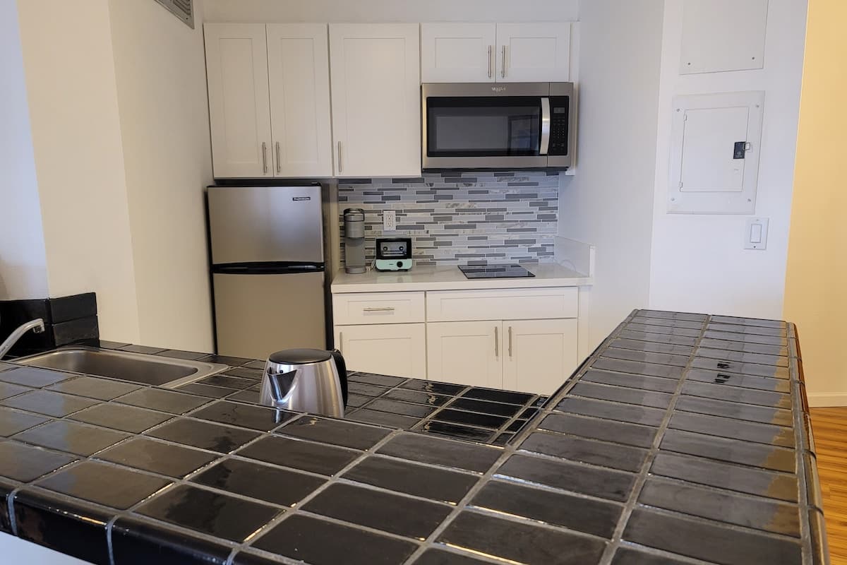 Condo in Honolulu · ★4.82 · 1 bedroom · 4 beds · 1 private bath - Photo 4