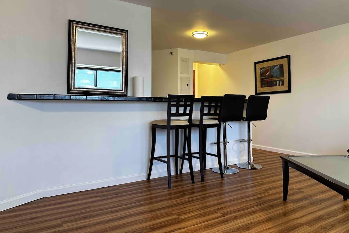 Condo in Honolulu · ★4.82 · 1 bedroom · 4 beds · 1 private bath - Photo 5