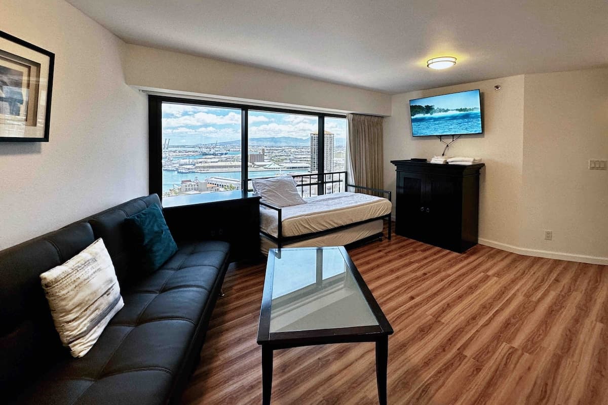 Condo in Honolulu · ★4.82 · 1 bedroom · 4 beds · 1 private bath - Photo 2