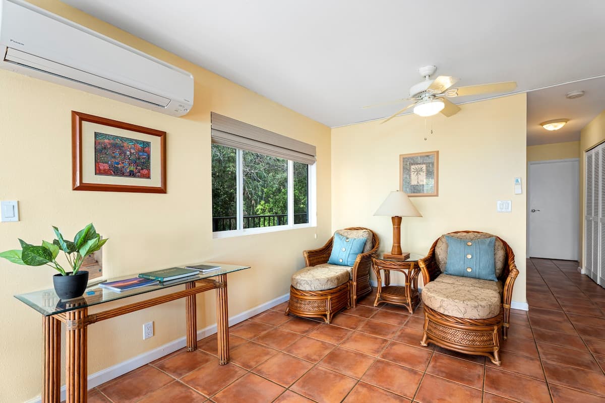 Oceanfront, 2 bed 2 bath with AC, sleeps 5-6 - Photo 5
