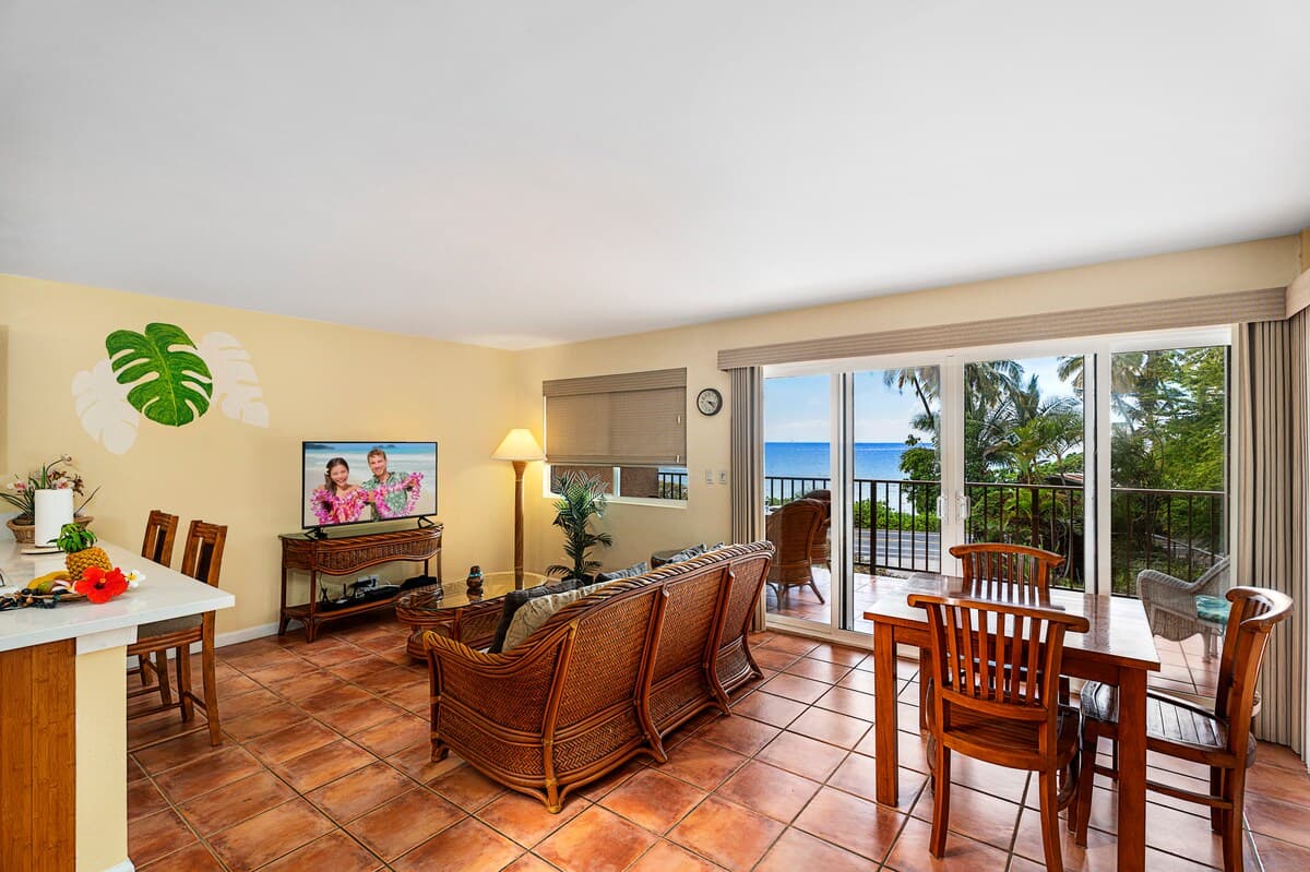 Oceanfront, 2 bed 2 bath with AC, sleeps 5-6 - Photo 2
