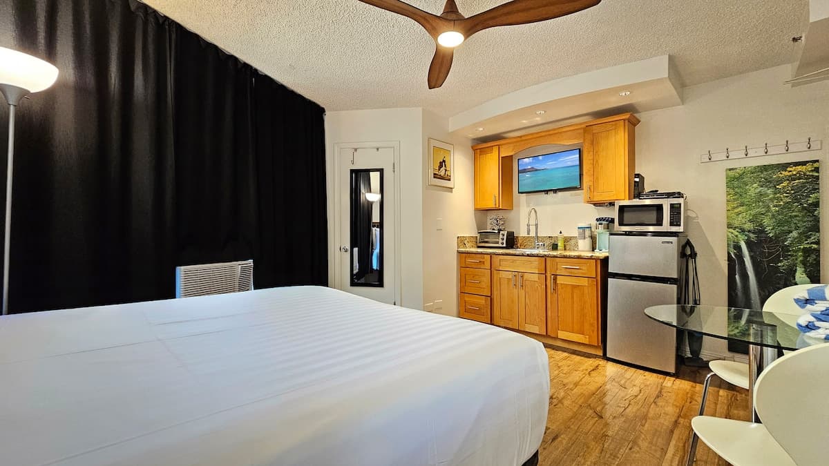 WG 317 Studio at Waikiki Grand Hotel®, Pool & A/C - Photo 1