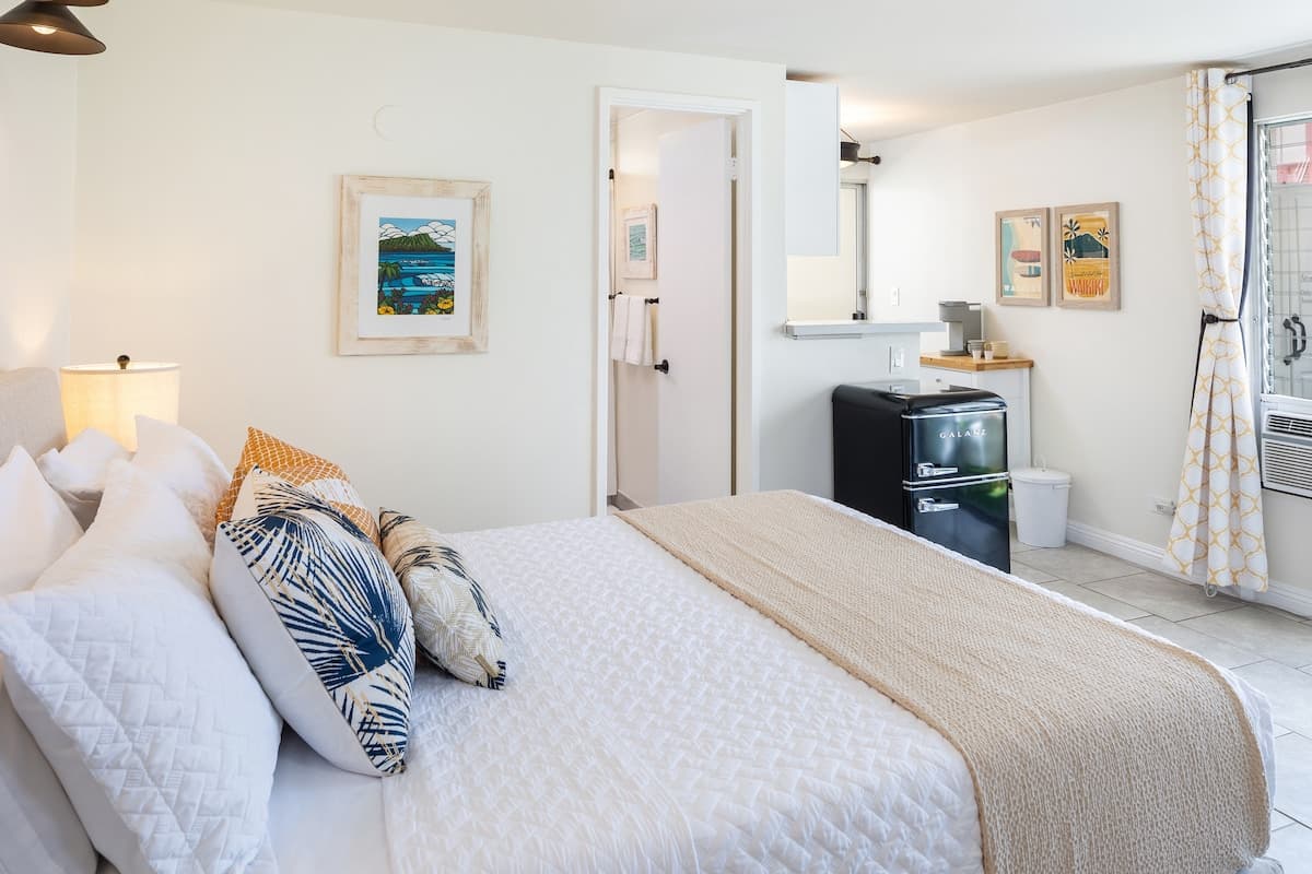 Condo in Honolulu · ★4.93 · Studio · 1 bed · 1 private bath - Photo 4