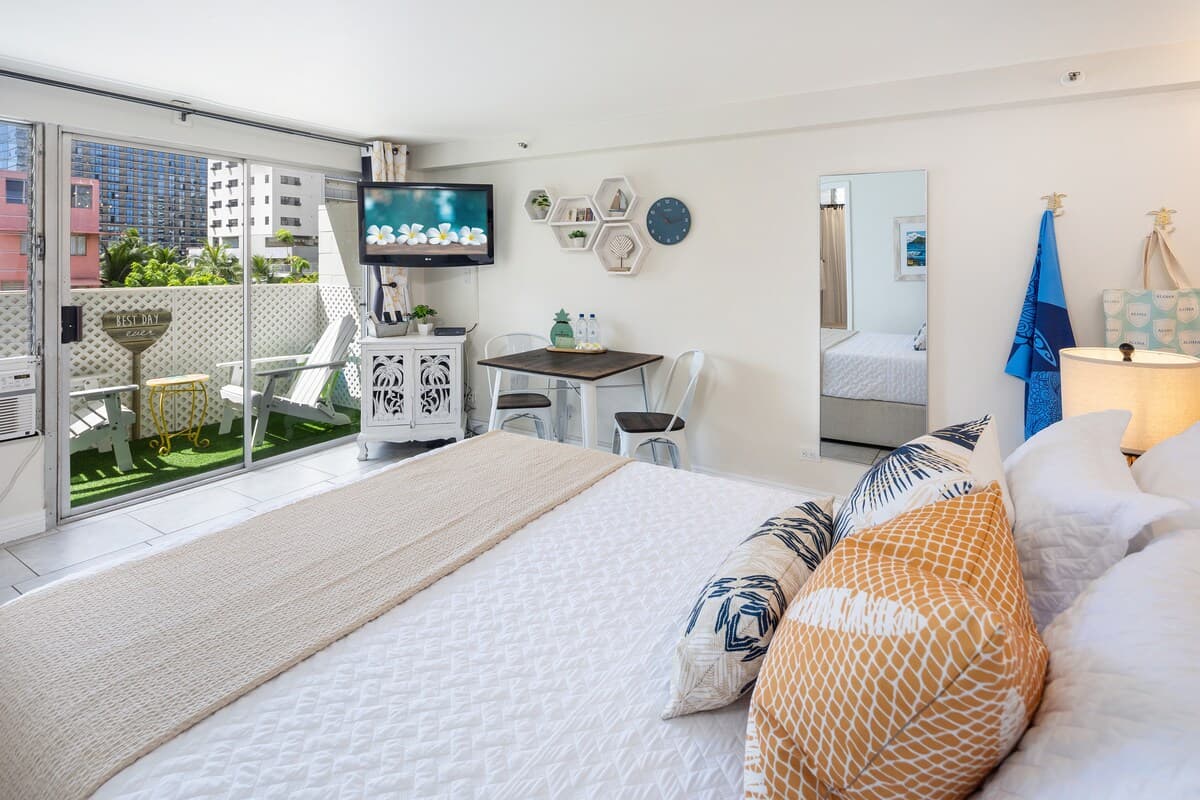 Condo in Honolulu · ★4.93 · Studio · 1 bed · 1 private bath - Photo 5
