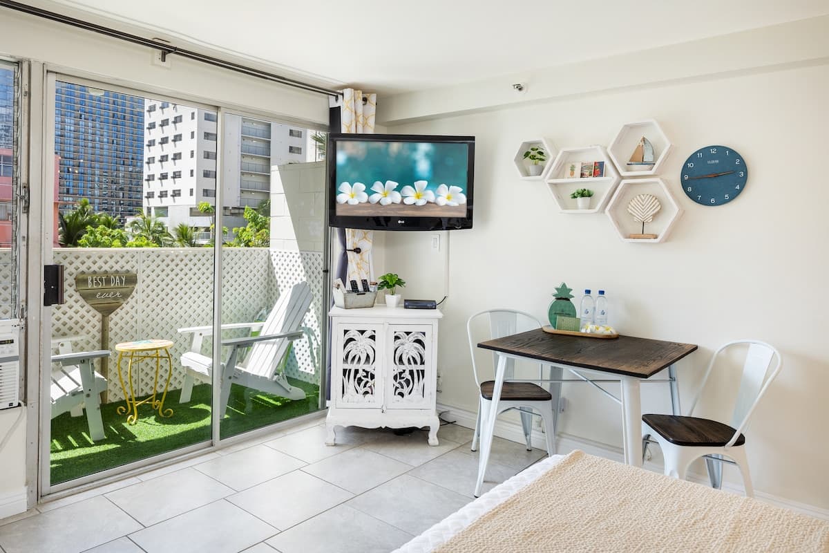 Condo in Honolulu · ★4.93 · Studio · 1 bed · 1 private bath - Photo 3