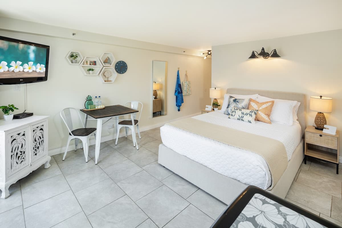 Condo in Honolulu · ★4.93 · Studio · 1 bed · 1 private bath - Photo 2