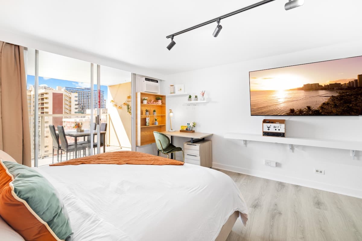 Waikiki Seaside Luxury King Condo with Balcony - Photo 5