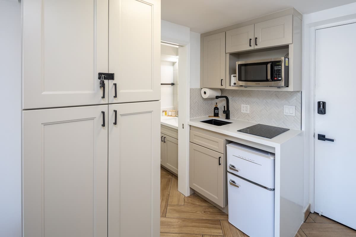 Brand New Renovated 2Queen Beds Waikiki w/Kitchen - Photo 3