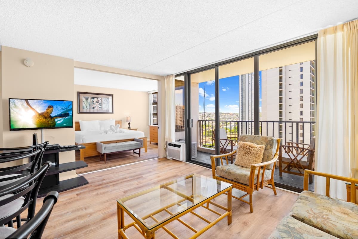 Condo in Honolulu · ★4.54 · 1 bedroom · 1 bed · 1 private bath - Photo 2