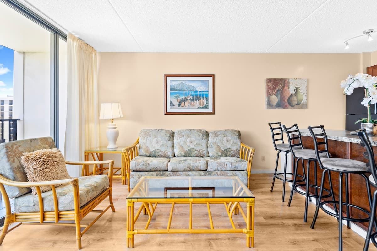 Condo in Honolulu · ★4.54 · 1 bedroom · 1 bed · 1 private bath - Photo 4