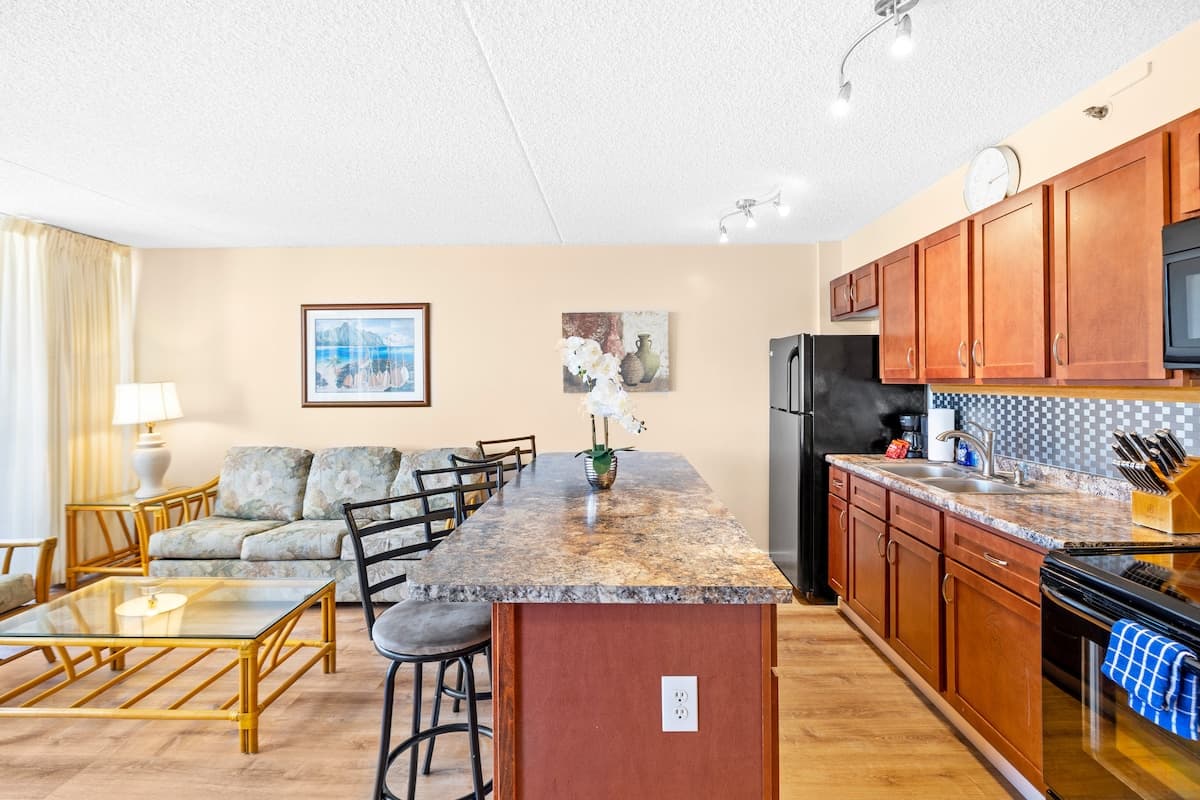 Condo in Honolulu · ★4.54 · 1 bedroom · 1 bed · 1 private bath - Photo 5