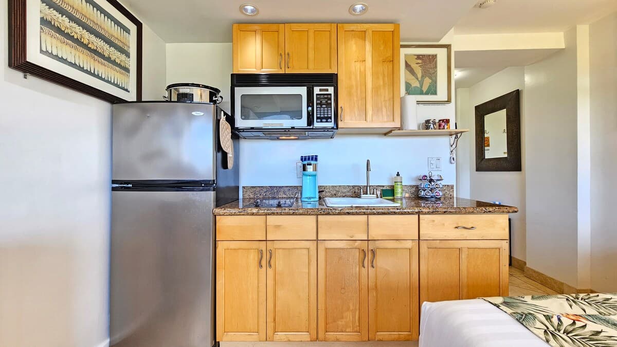 Waikiki Grand Hotel® 608 Queen Balcony Apartment - Photo 4