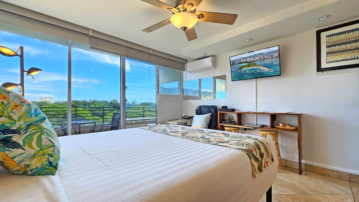 Waikiki Grand Hotel® 608 Queen Balcony Apartment - Photo 1