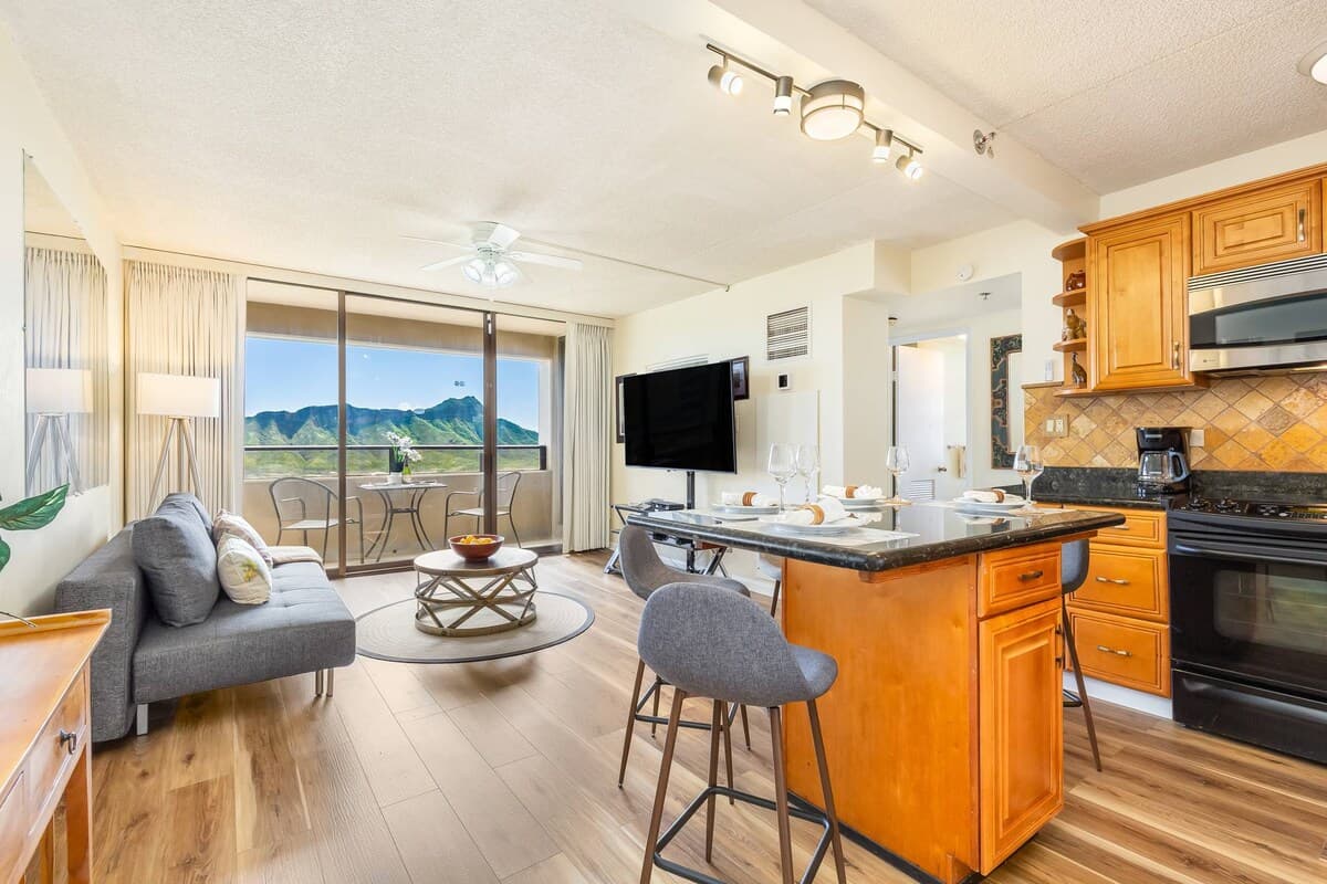 Hotel in Honolulu · ★4.59 · 2 bedrooms · 3 beds · 1 private bath - Photo 3