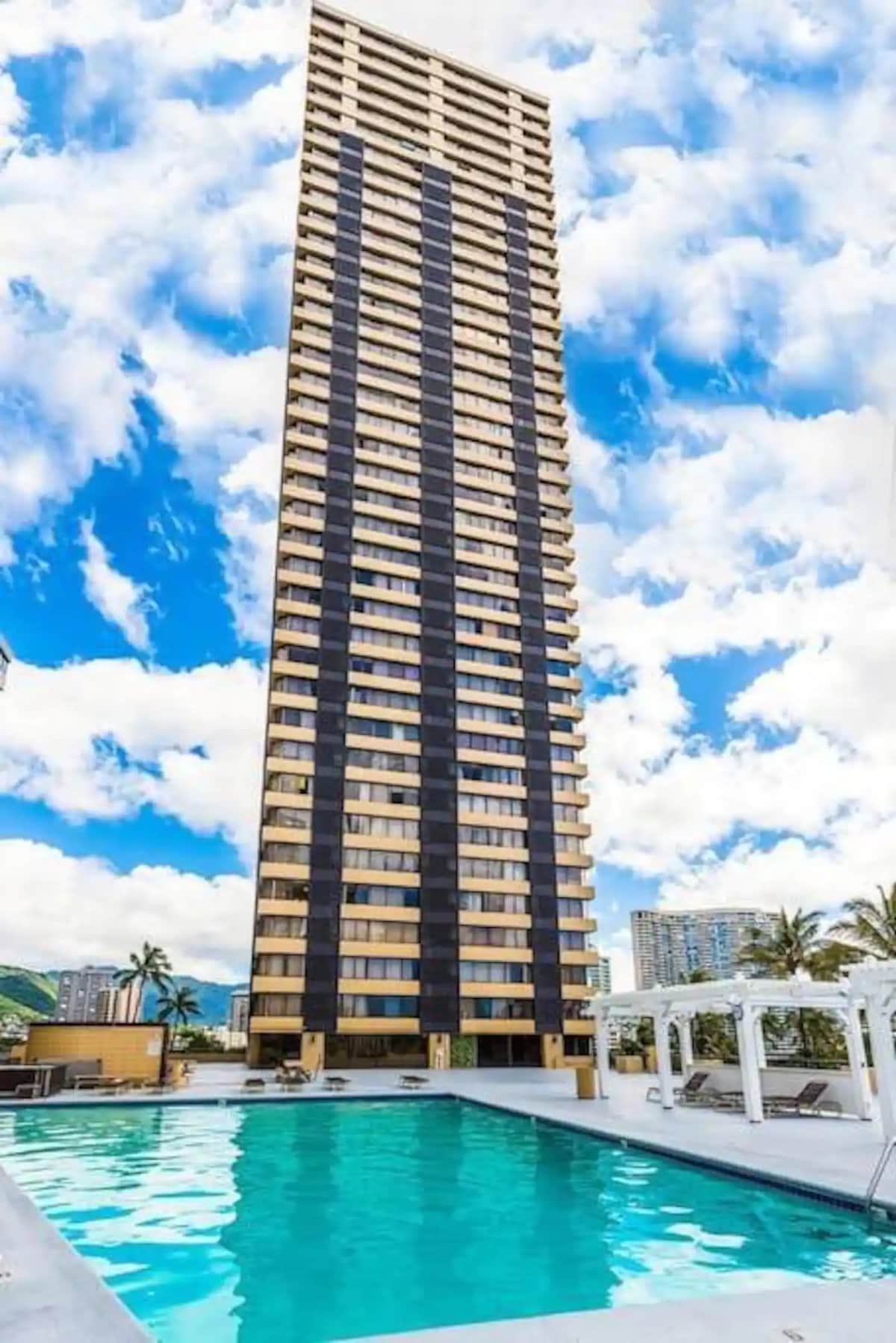 Condo in Honolulu · ★4.82 · Studio · 1 bed · 1 private bath - Photo 3