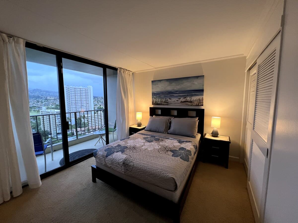Quiet and comfy 1bd with pool & free parking - Photo 3