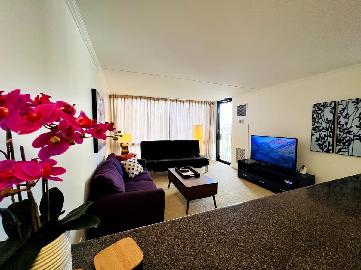 Quiet and comfy 1bd with pool & free parking - Photo 2