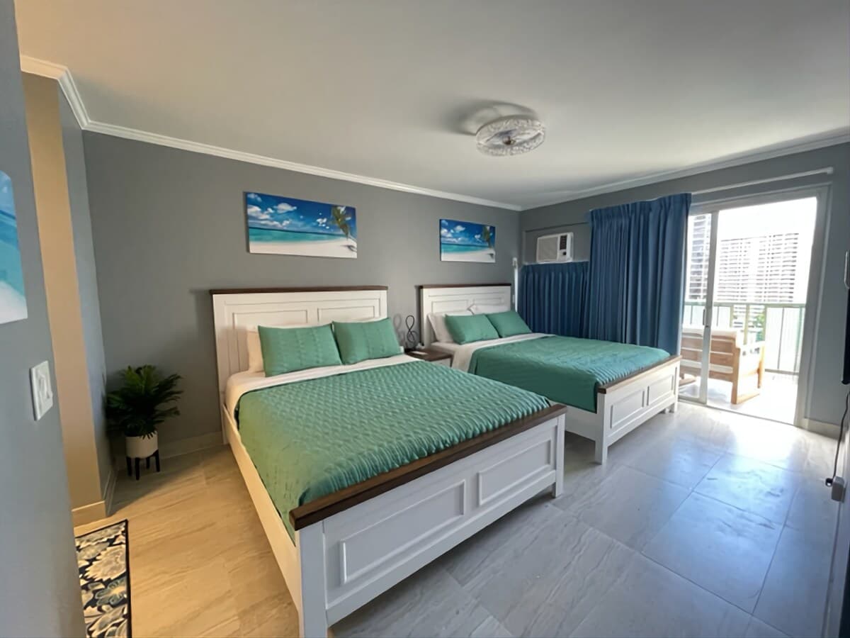 Condo in Honolulu · ★4.94 · 2 bedrooms · 6 beds · 2 private baths - Photo 3