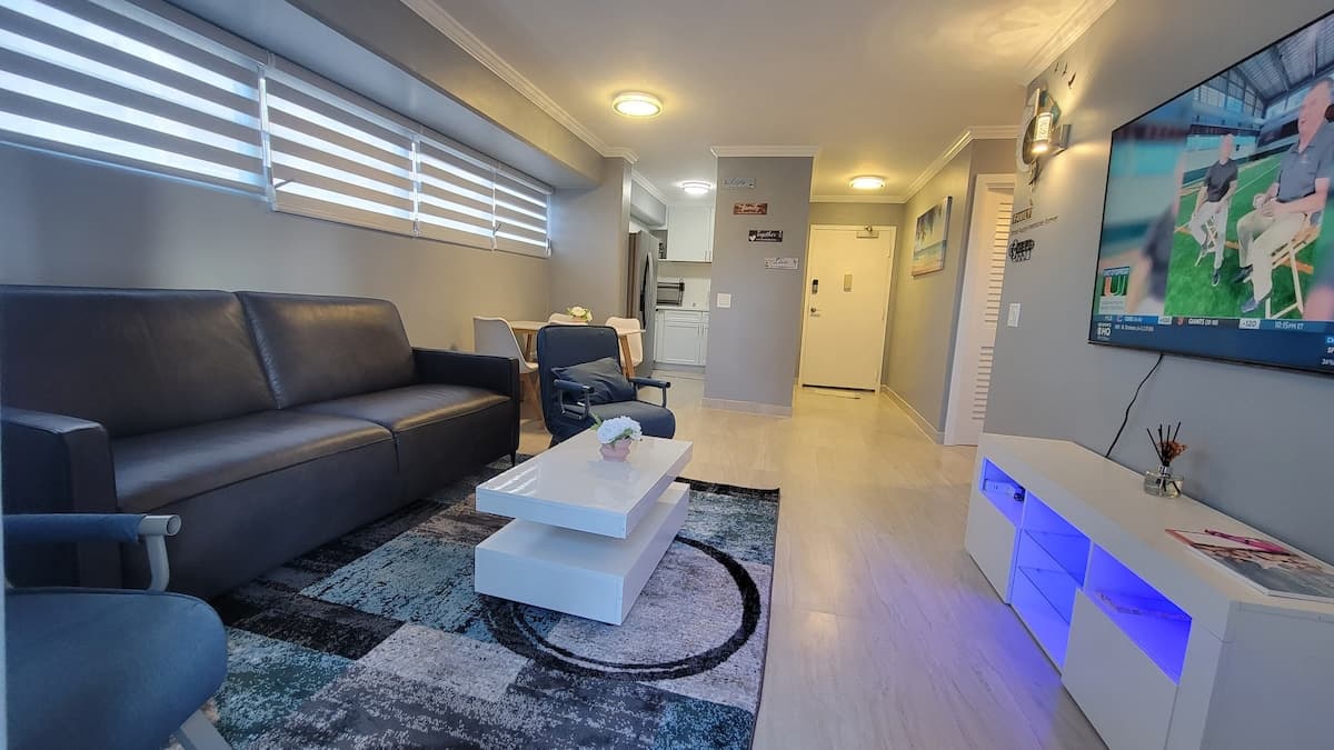Condo in Honolulu · ★4.94 · 2 bedrooms · 6 beds · 2 private baths - Photo 4