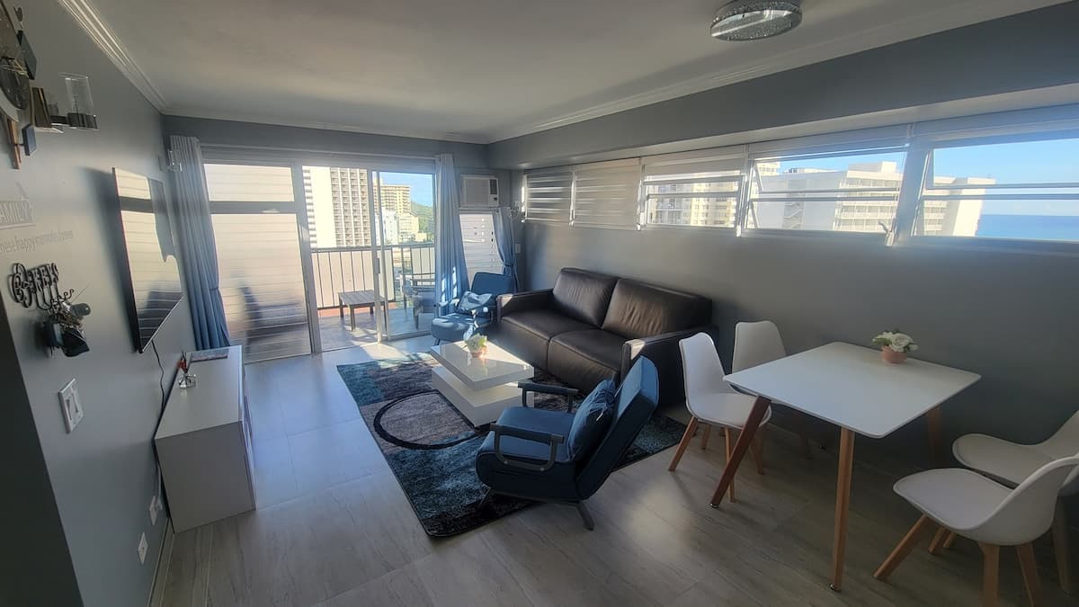 Condo in Honolulu · ★4.94 · 2 bedrooms · 6 beds · 2 private baths - Photo 1
