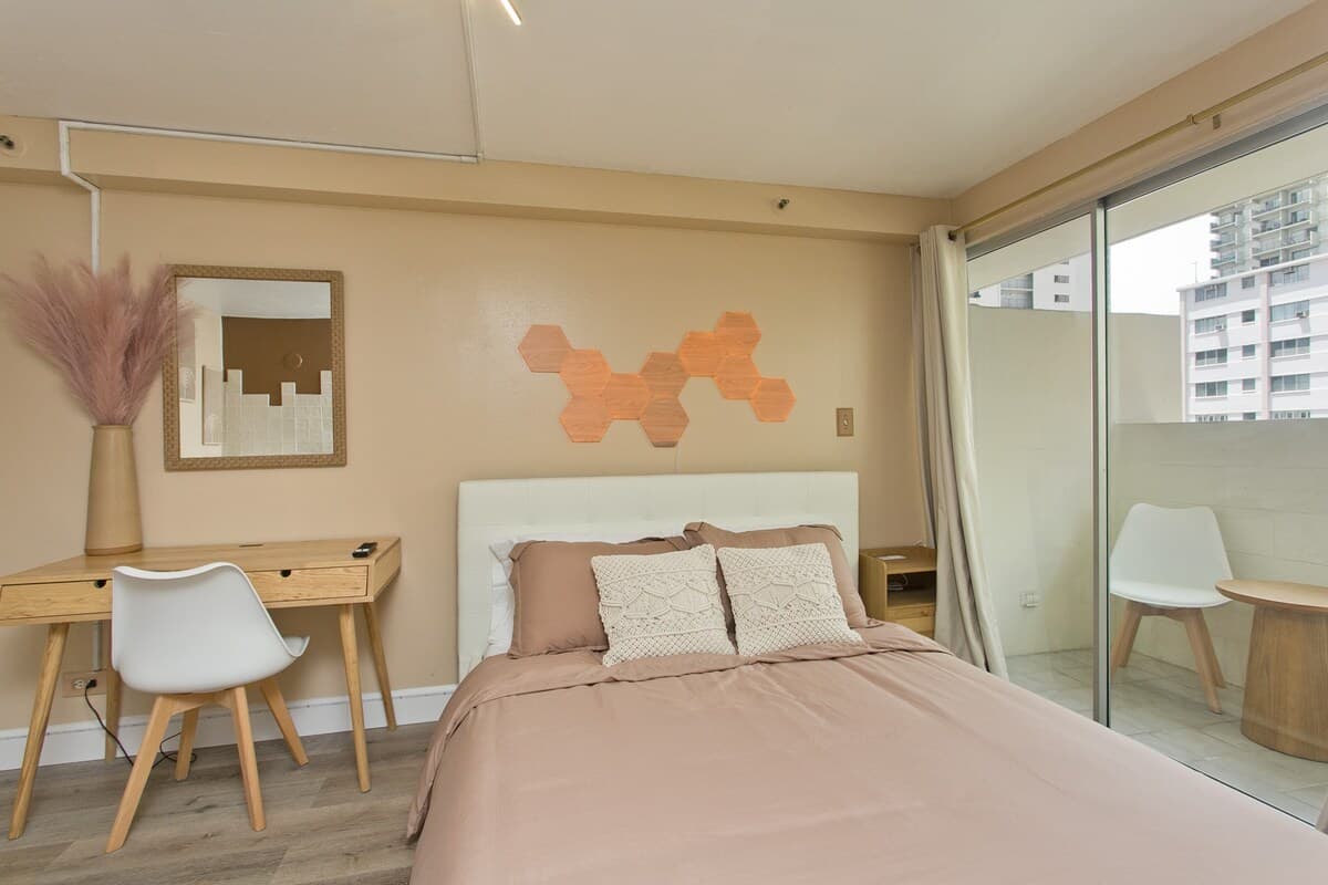 Modern Waikiki Studio w Kitchen 1 Block from Beach - Photo 3