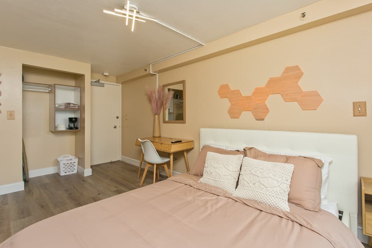 Modern Waikiki Studio w Kitchen 1 Block from Beach - Photo 4