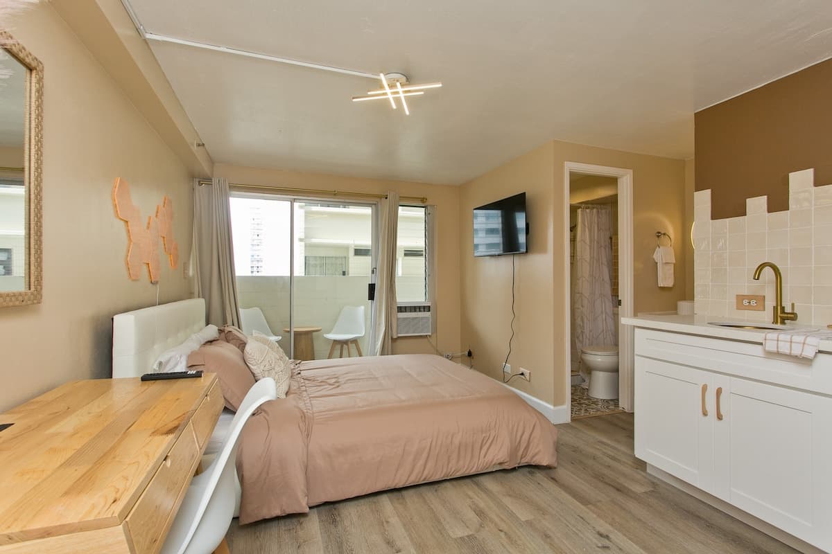 Modern Waikiki Studio w Kitchen 1 Block from Beach - Photo 1