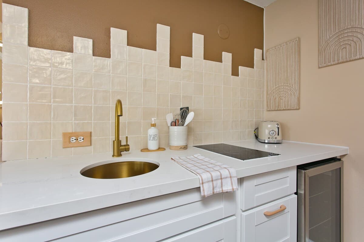 Modern Waikiki Studio w Kitchen 1 Block from Beach - Photo 5