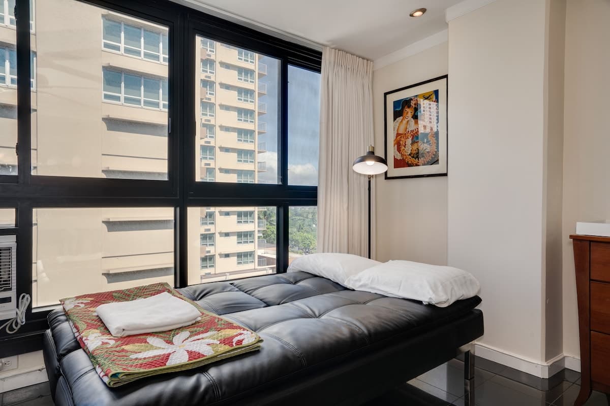 Condo in Honolulu · ★4.71 · Studio · 2 beds · 1 private bath - Photo 1