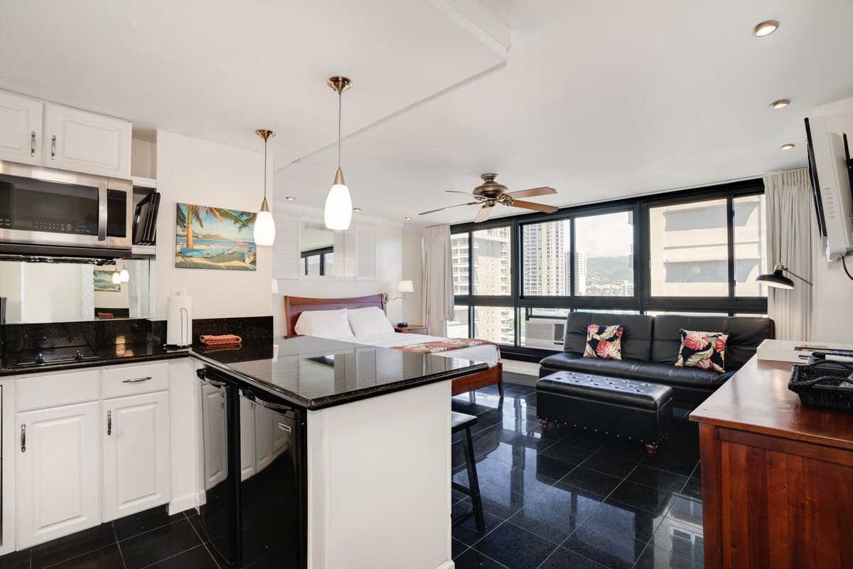 Condo in Honolulu · ★4.71 · Studio · 2 beds · 1 private bath - Photo 4