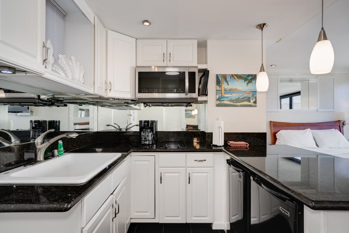Condo in Honolulu · ★4.71 · Studio · 2 beds · 1 private bath - Photo 3
