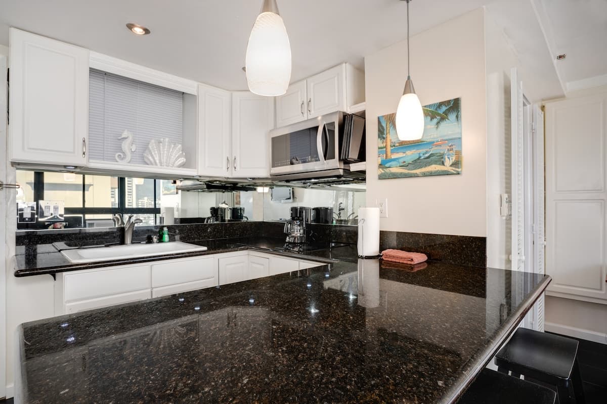 Condo in Honolulu · ★4.71 · Studio · 2 beds · 1 private bath - Photo 5