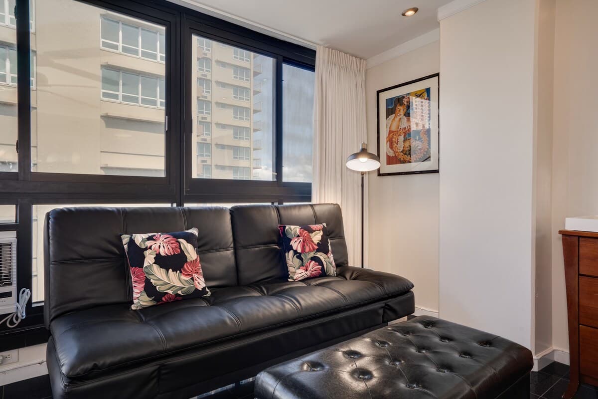 Condo in Honolulu · ★4.71 · Studio · 2 beds · 1 private bath - Photo 2