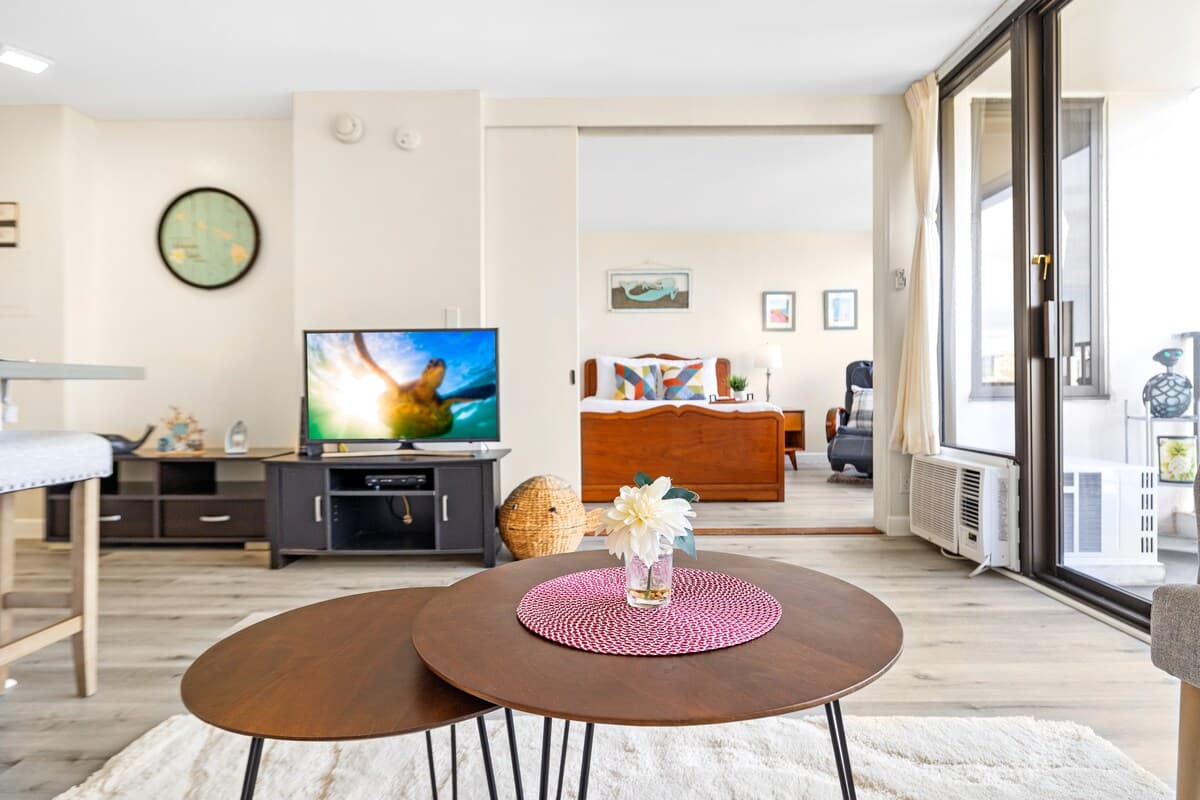 Condo in Honolulu · ★4.82 · 1 bedroom · 2 beds · 1 private bath - Photo 2