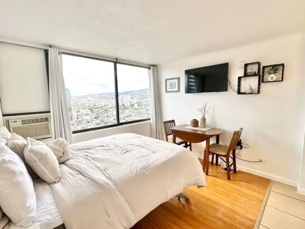 Condo in Honolulu · ★4.77 · 1 bedroom · 1 bed · 1 shared bath - Photo 3