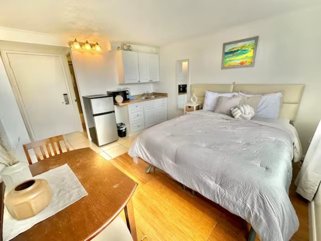 Condo in Honolulu · ★4.77 · 1 bedroom · 1 bed · 1 shared bath - Photo 1