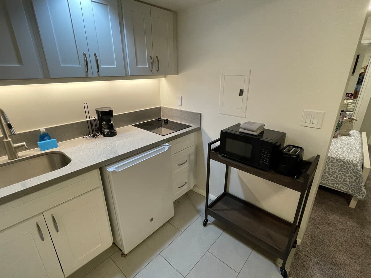 Free Parking! Convenient Studio in Downtown - Photo 4