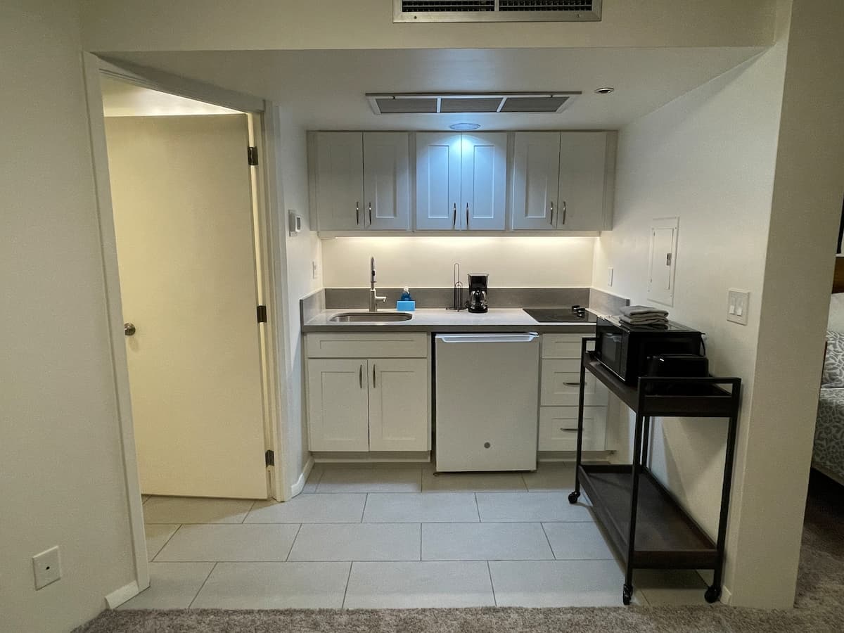 Free Parking! Convenient Studio in Downtown - Photo 3