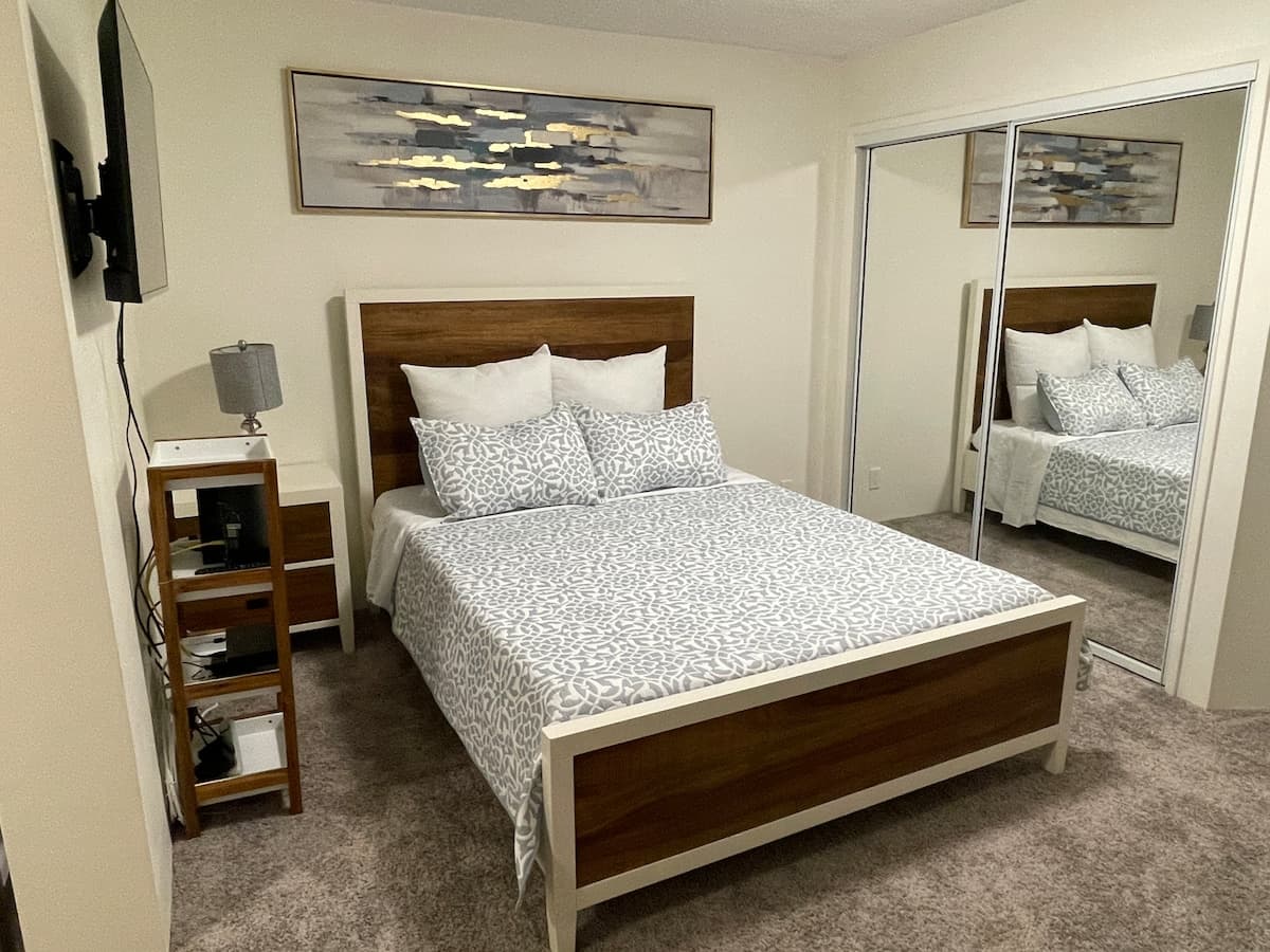 Free Parking! Convenient Studio in Downtown - Photo 1