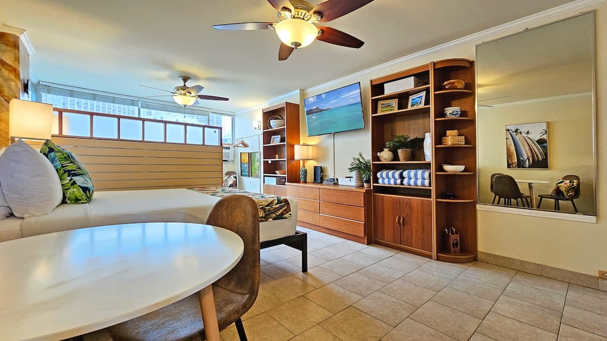 Waikiki Grand Hotel® 1006 | SunDeck Suite 2 Queens - Photo 2