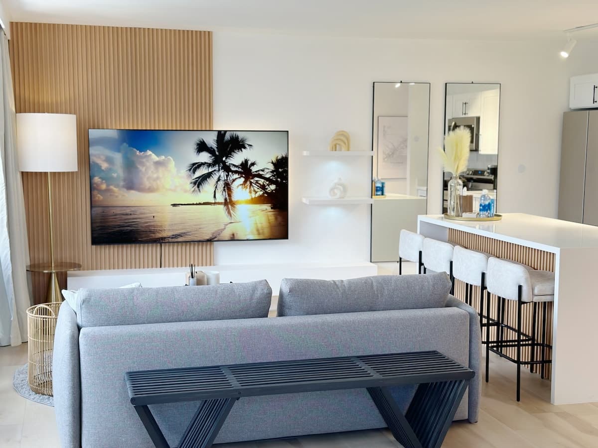 Upscale Modern Waikiki Banyan 1BR Condo w/Parking! - Photo 2