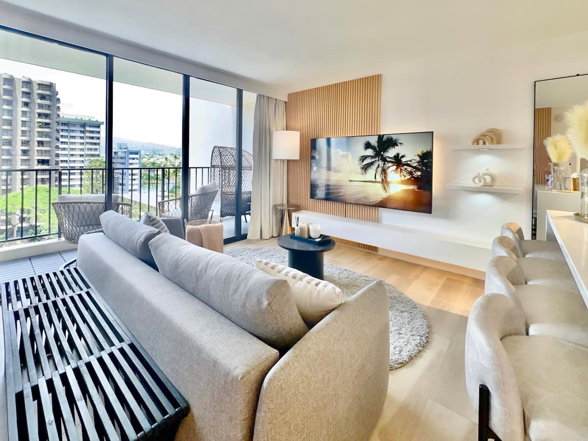 Upscale Modern Waikiki Banyan 1BR Condo w/Parking! - Photo 3