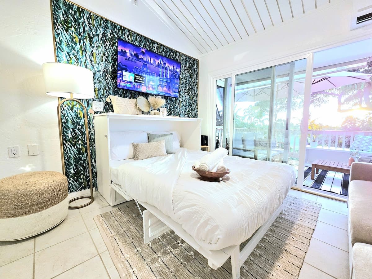 Condo in Kailua-Kona · ★4.98 · 1 bedroom · 2 beds · 1 bath - Photo 4