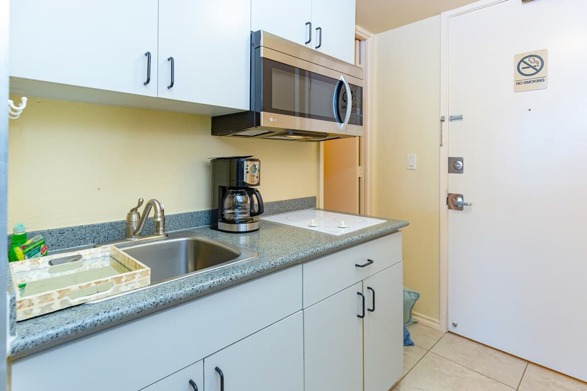 Condo in Honolulu · ★4.75 · Studio · 1 bed · 1 private bath - Photo 2