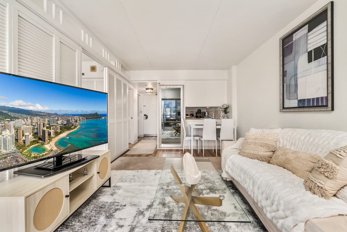 Condo in Honolulu · ★4.99 · 1 bedroom · 2 beds · 1 private bath - Photo 5
