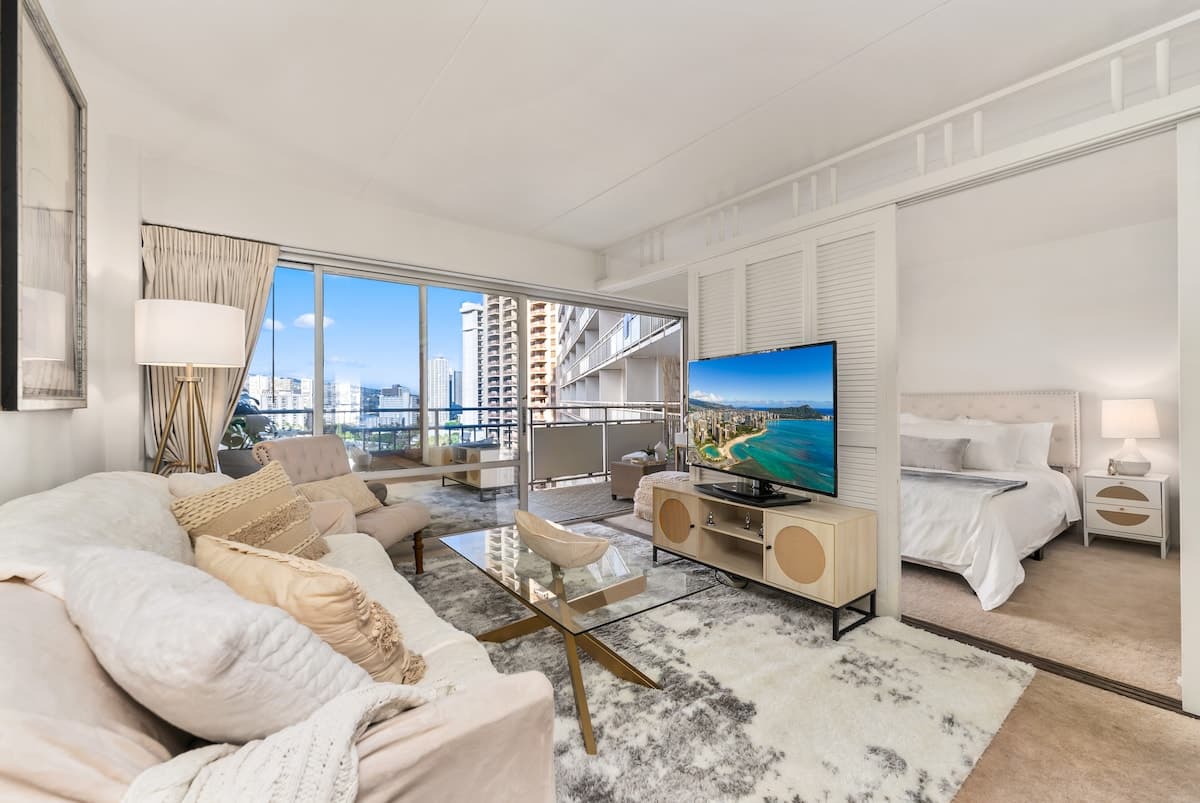 Condo in Honolulu · ★4.99 · 1 bedroom · 2 beds · 1 private bath - Photo 2