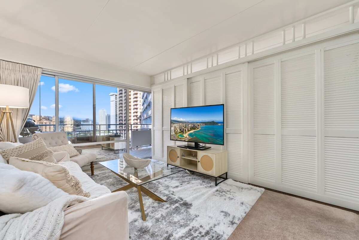 Condo in Honolulu · ★4.99 · 1 bedroom · 2 beds · 1 private bath - Photo 4