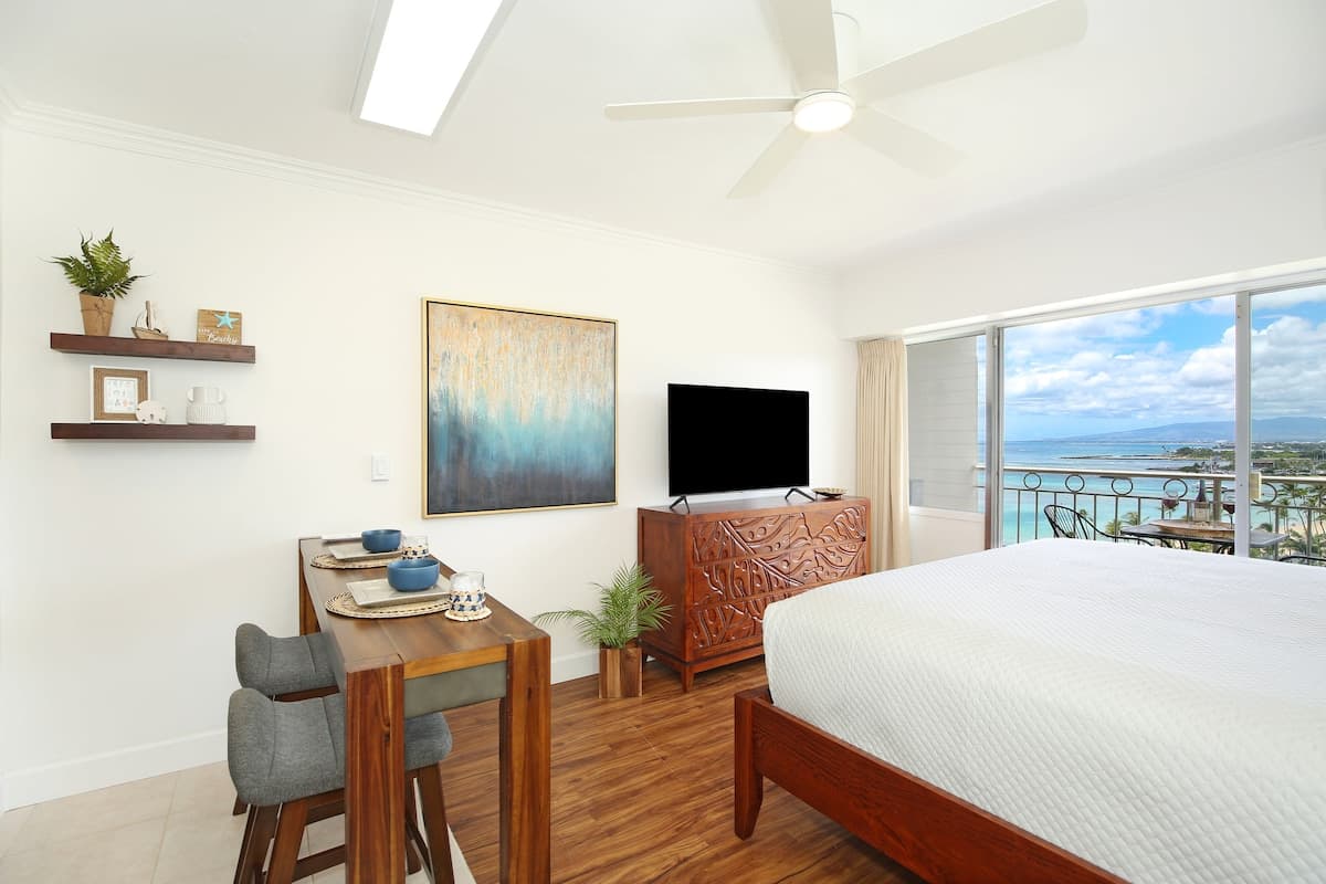 Condo in Honolulu · ★5.0 · Studio · 1 bed · 1 private bath - Photo 2