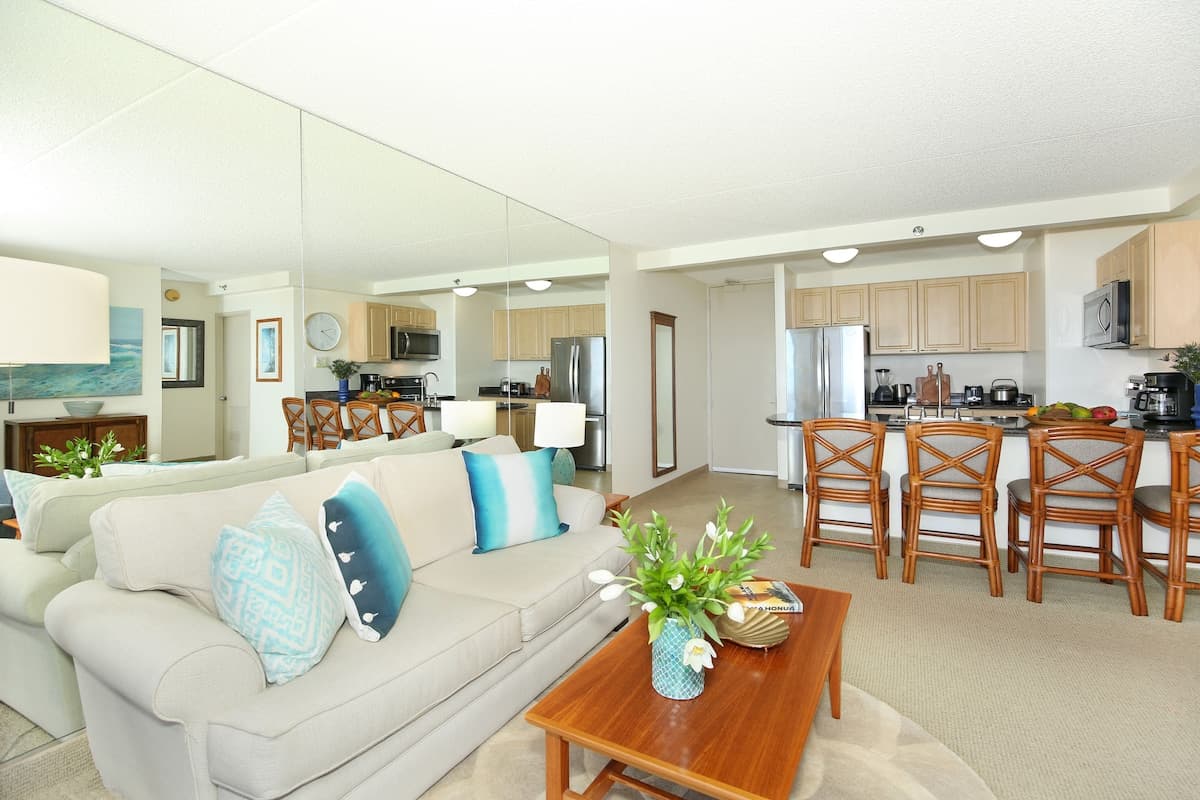 Condo in Honolulu · ★4.72 · 1 bedroom · 2 beds · 1 private bath - Photo 3